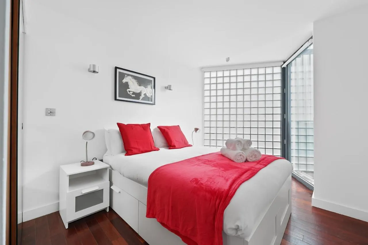 2 Bedroom Apartment Short Term Rental & Flexible Renting Shoreditch With Free Wifi & Balcony London