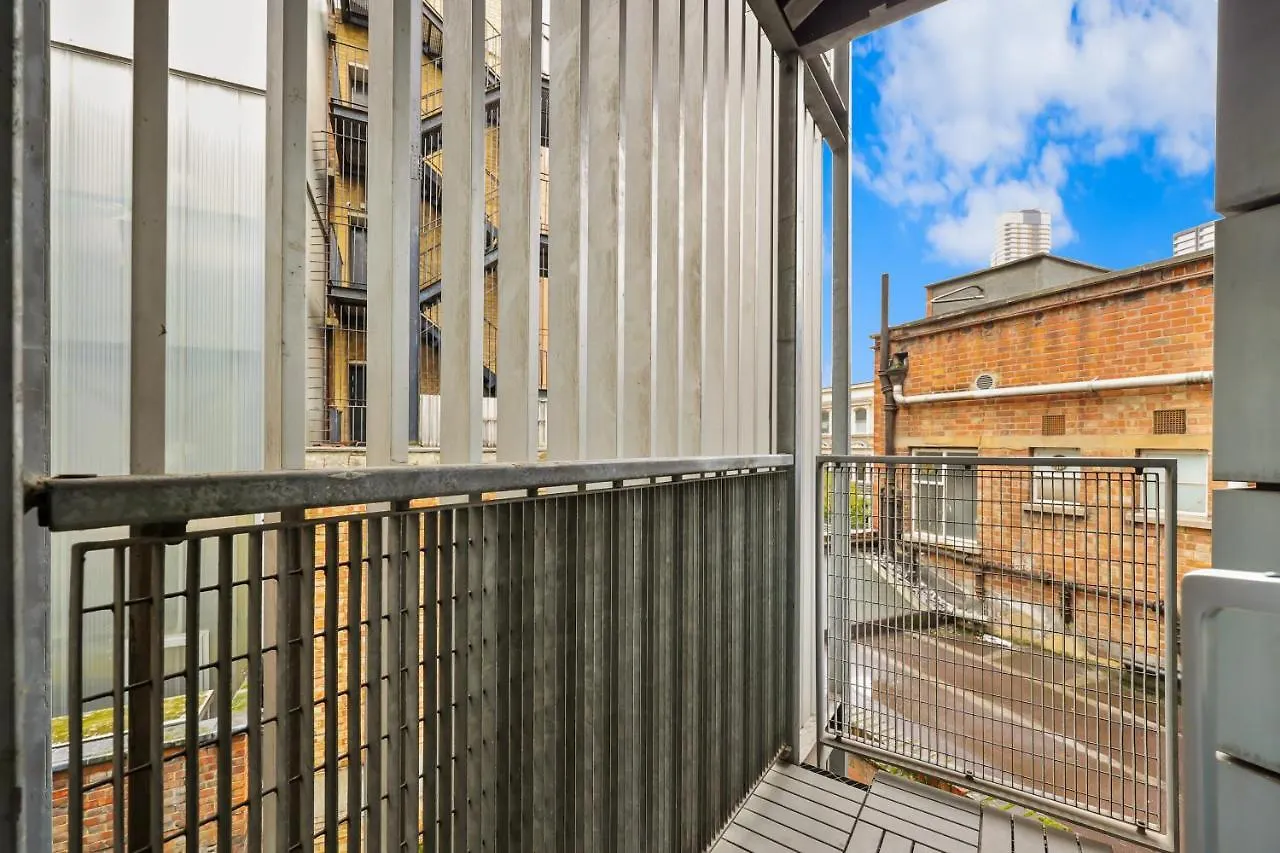 2 Bedroom Apartment Short Term Rental & Flexible Renting Shoreditch With Free Wifi & Balcony London