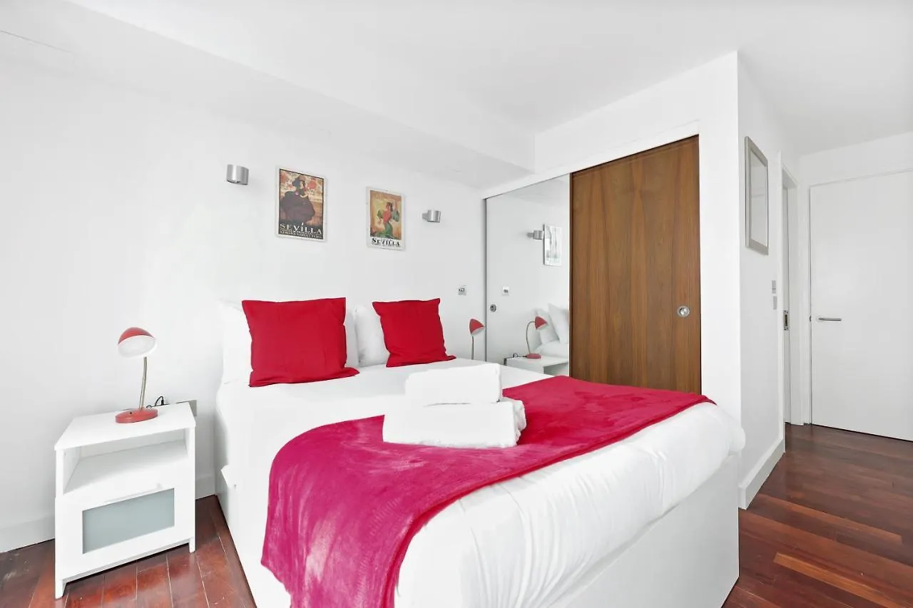 2 Bedroom Apartment Short Term Rental & Flexible Renting Shoreditch With Free Wifi & Balcony London