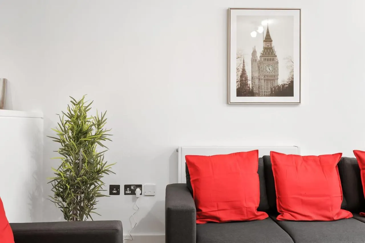 2 Bedroom Apartment Short Term Rental & Flexible Renting Shoreditch With Free Wifi & Balcony London