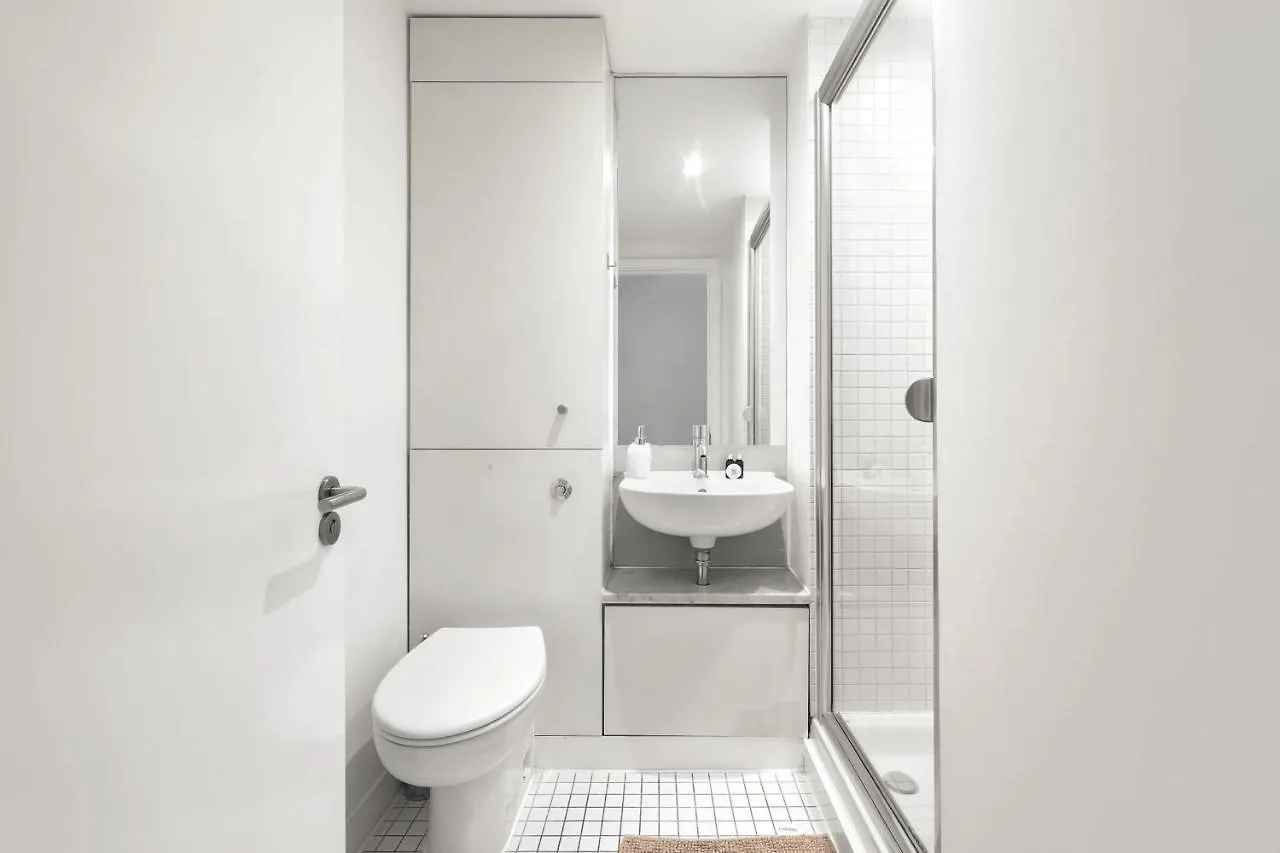 2 Bedroom Apartment Short Term Rental & Flexible Renting Shoreditch With Free Wifi & Balcony London